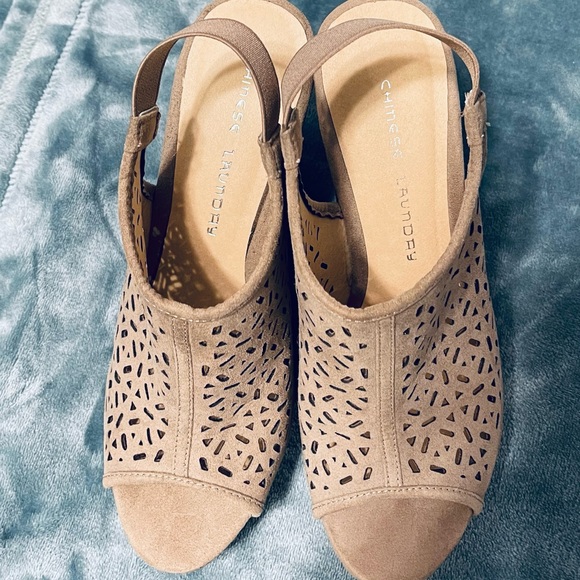 Womens beige Chinese Laundry wedges - Picture 2 of 5